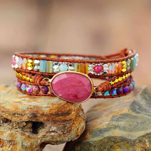 Pierre rhodonite presentation du produit sur main ou contoir