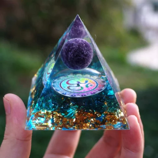 pierre Quartz bleu présentation sous forme de pyramide orgonite
