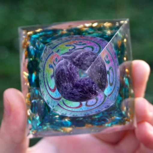 pierre Quartz bleu présentation sous forme de pyramide orgonite