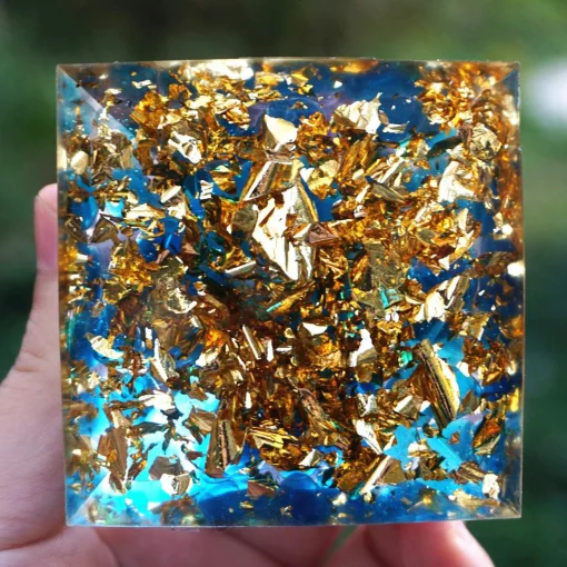 pierre Quartz bleu présentation sous forme de pyramide orgonite