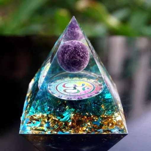 pierre Quartz bleu présentation sous forme de pyramide orgonite