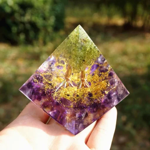 Pyramide orgonite peridot présentation du produit sous tous les angles