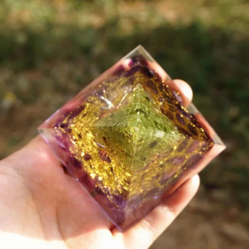 Pyramide orgonite peridot présentation du produit sous tous les angles