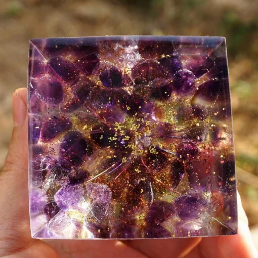 Pyramide orgonite peridot présentation du produit sous tous les angles