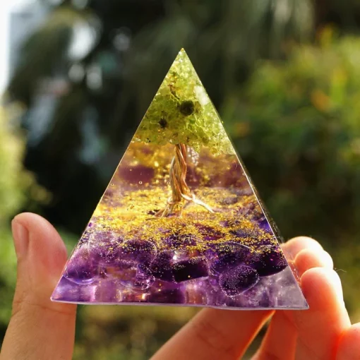 Pyramide orgonite peridot présentation du produit sous tous les angles
